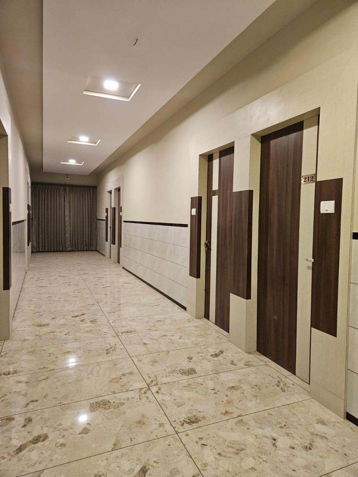 Majestic Inn Vasai-Virar City Exteriör bild