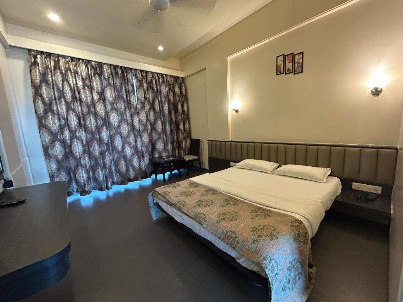 Majestic Inn Vasai-Virar City Exteriör bild